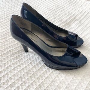 Bandolino Dark Blue Patent Peep Toe Heels size 9